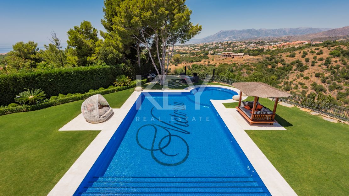 Elegante Villa rodeada de Naturaleza en Las Chapas, Marbella.