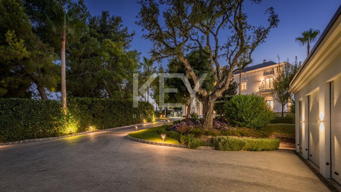 Elegante Villa rodeada de Naturaleza en Las Chapas, Marbella.
