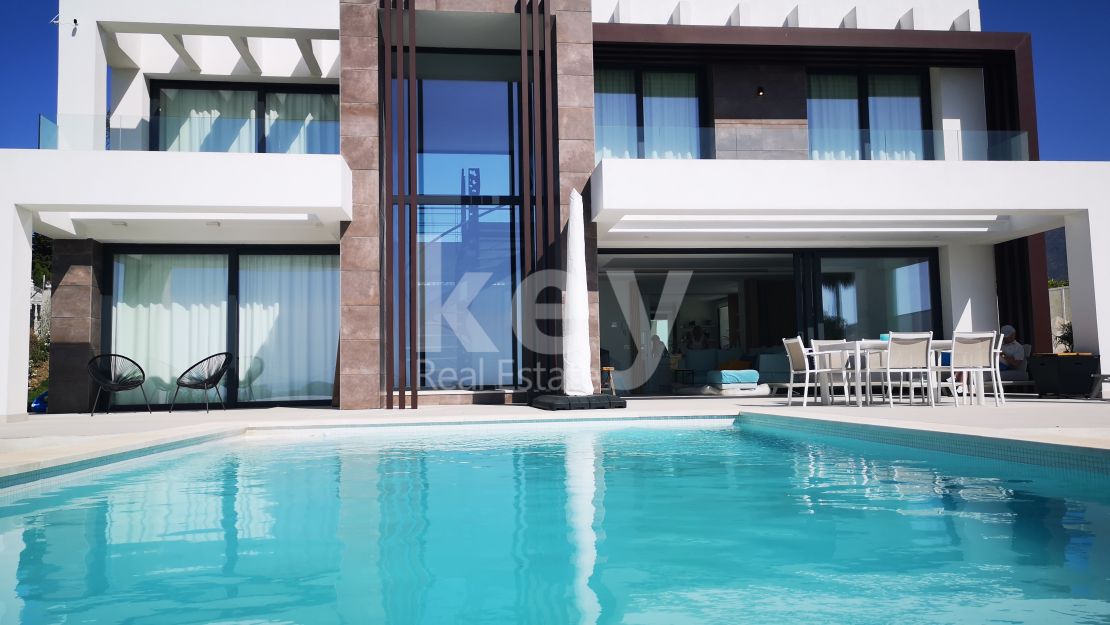 Villa en primera línea de golf con impresionantes vistas al mar para alquiler a corto plazo en Estepona