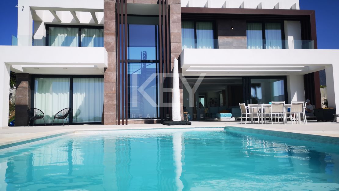 Frontline Golf Villa with Breathtaking Sea Views for Short-Term Rent in Estepona