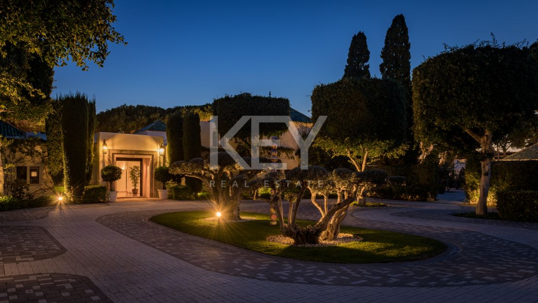 A beachfront oasis of luxury - unmatched amenities, stunning views, and impeccable service in Marbella Golden Mile