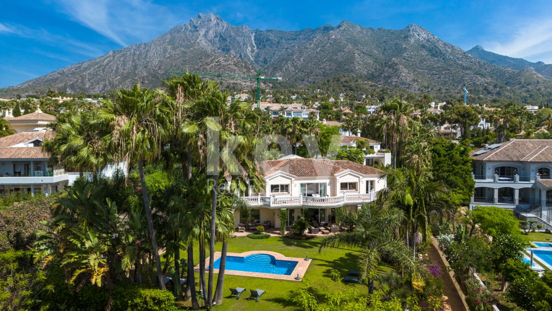 Elegant and Classic South-Facing Villa for Sale in Marbella's Golden Mile