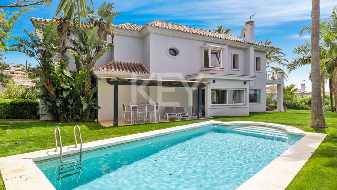 Una acogedora villa de 4 dormitorios en alquiler vacacional en El Rosario, Marbella