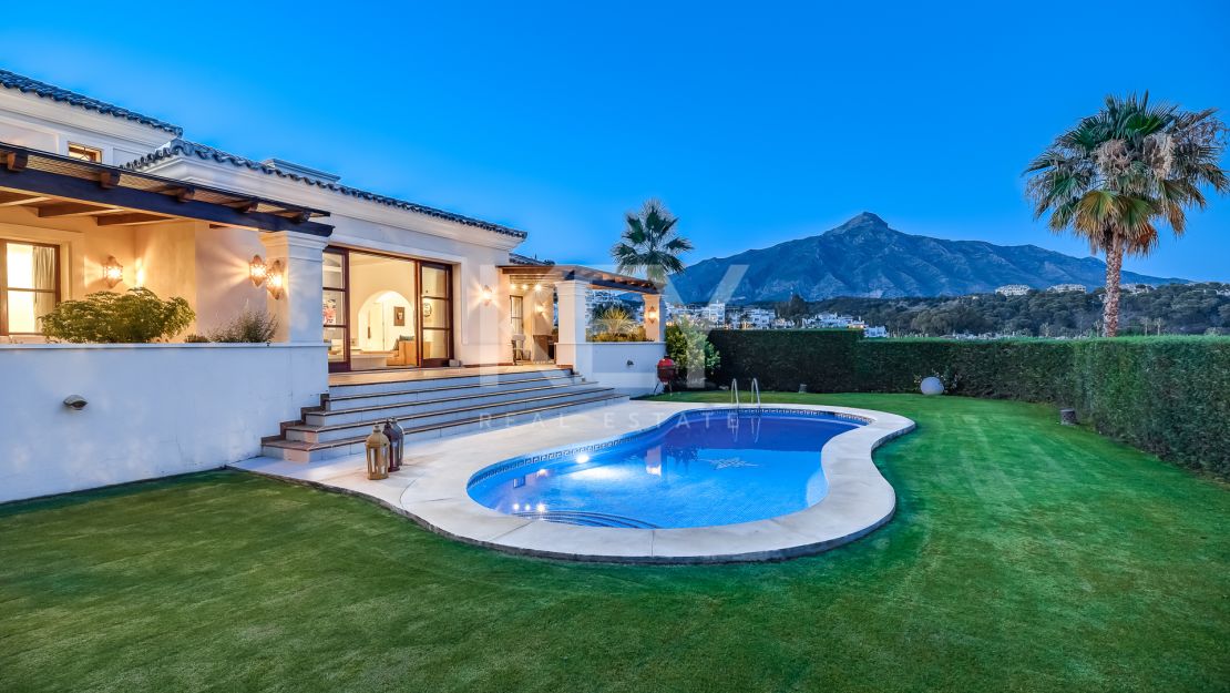 Spacious Luxury Villa with Spectacular Views in the Heart of Nueva Andalucía for Sale