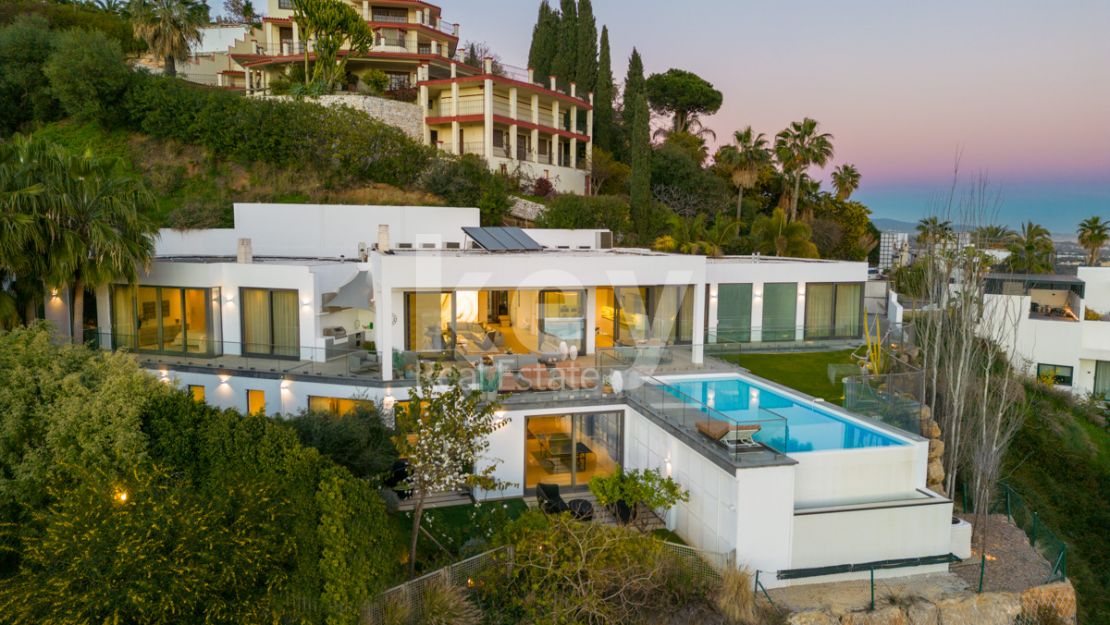 Contemporary Villa with Panoramic Sea Views for Sale in El Herrojo, Benahavis