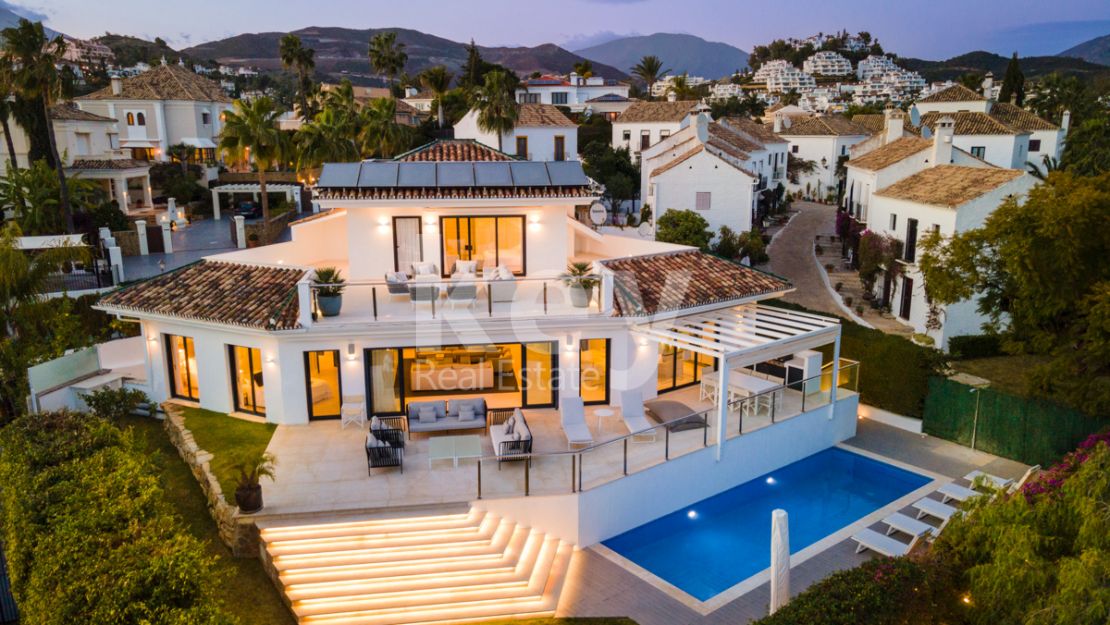 Villa familiar de lujo con impresionantes vistas al mar en Nueva Andalucía, Marbella en venta