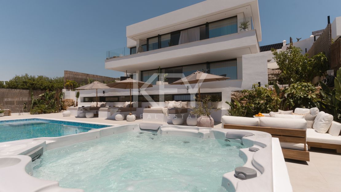Stunning Villa with Breathtaking Sea and Mountain Views in Aloha Hill Club, Nueva Andalucia