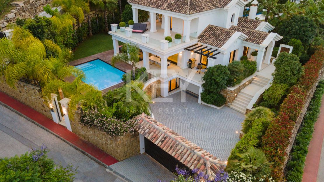 Exquisite 4-Bedroom Villa with Stunning Concha Views and High-End Amenities in Los Naranjos