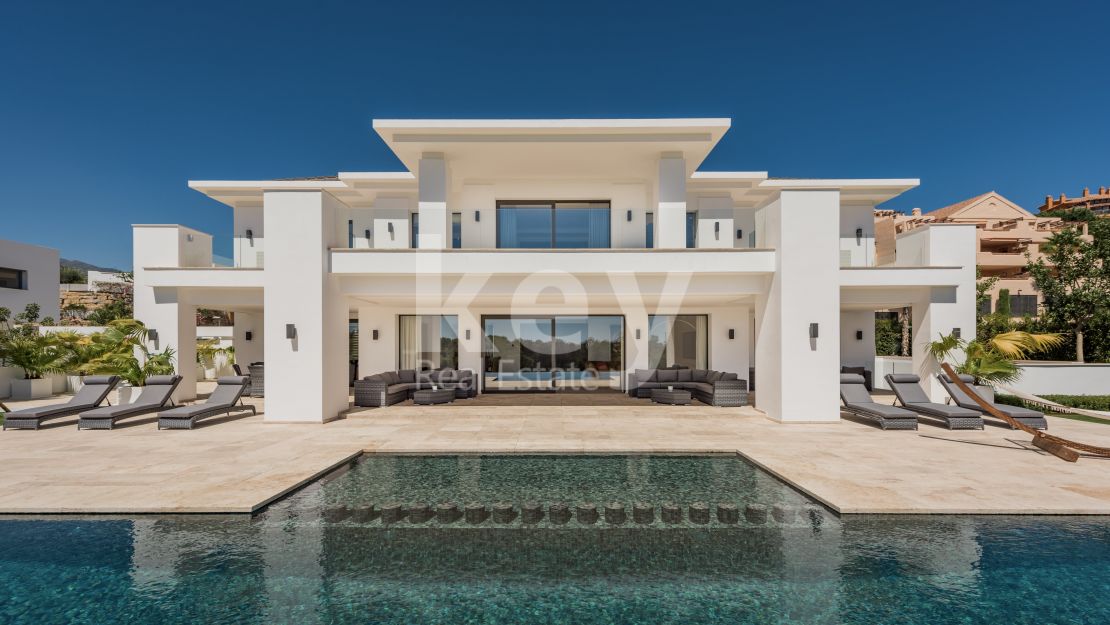 Luxury 6 Bedroom Front-Line Golf Villa For Sale In La Alqueria, Benahavis