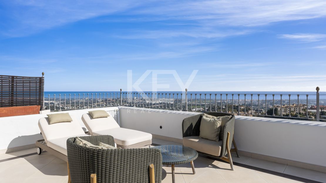 Luxurious triplex penthouse with breathtaking views in La Heredia, Benahavis