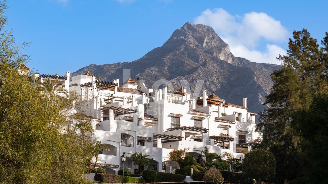Contemporary Townhouse with Exceptional Amenities in the Heart of the Golden Mile