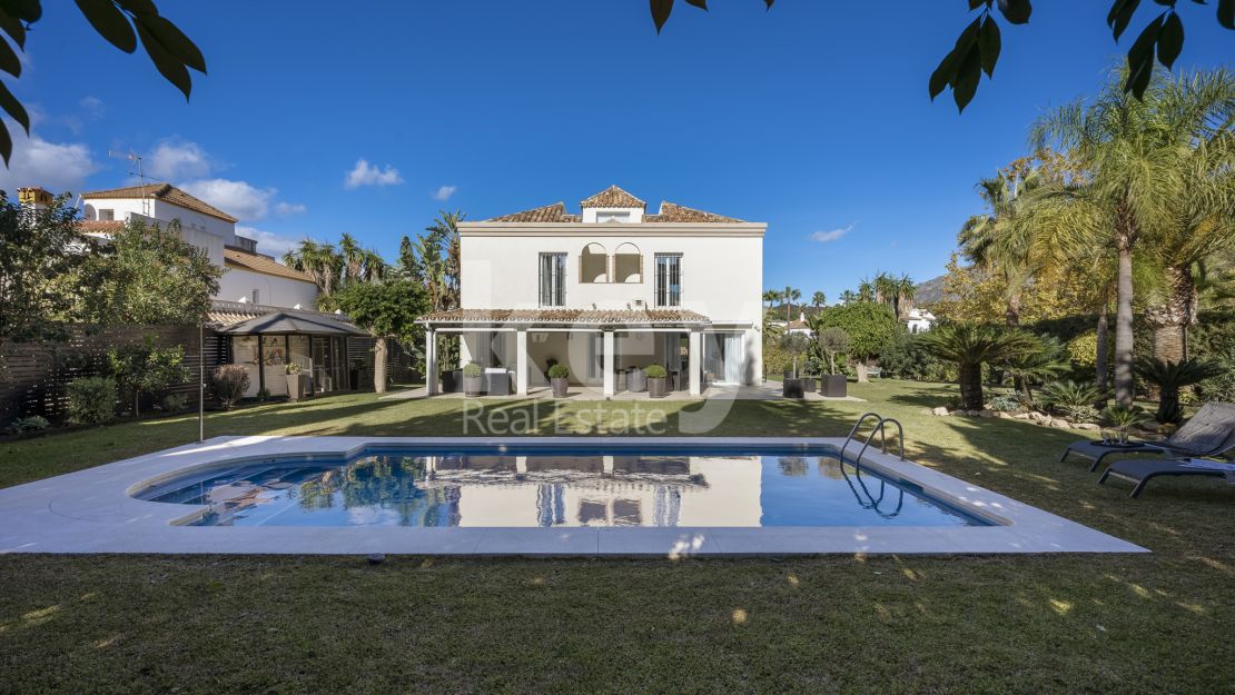 Excepcional Villa en la Codiciada Nueva Andalucía: Tranquilidad, Estilo e Impecable Estado