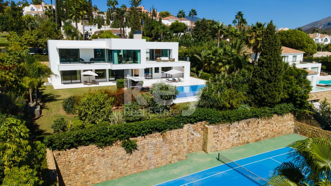 Sofisticada Villa con Vistas al Golf, al Mar y a la Montaña en la Prestigiosa La Cerquilla