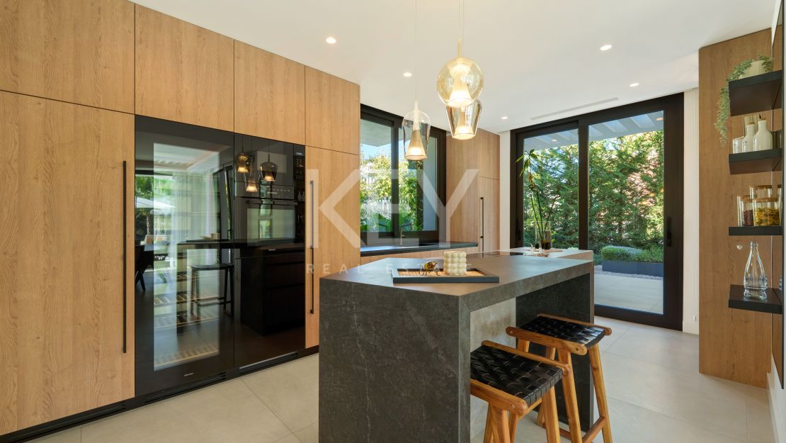 Современная вилла в Altos de Puente Romano, Золотая Миля Марбельи