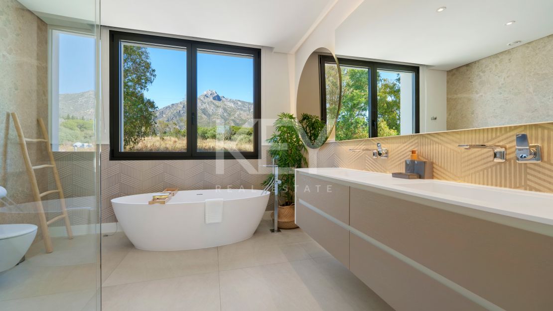 Современная вилла в Altos de Puente Romano, Золотая Миля Марбельи