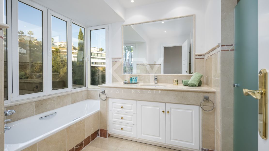 Villa de lujo excepcional con vistas panorámicas al Mediterráneo en Los Altos de los Monteros, Marbella