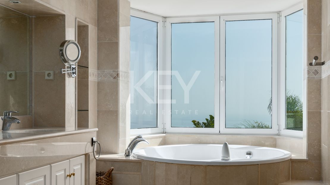 Villa de lujo excepcional con vistas panorámicas al Mediterráneo en Los Altos de los Monteros, Marbella