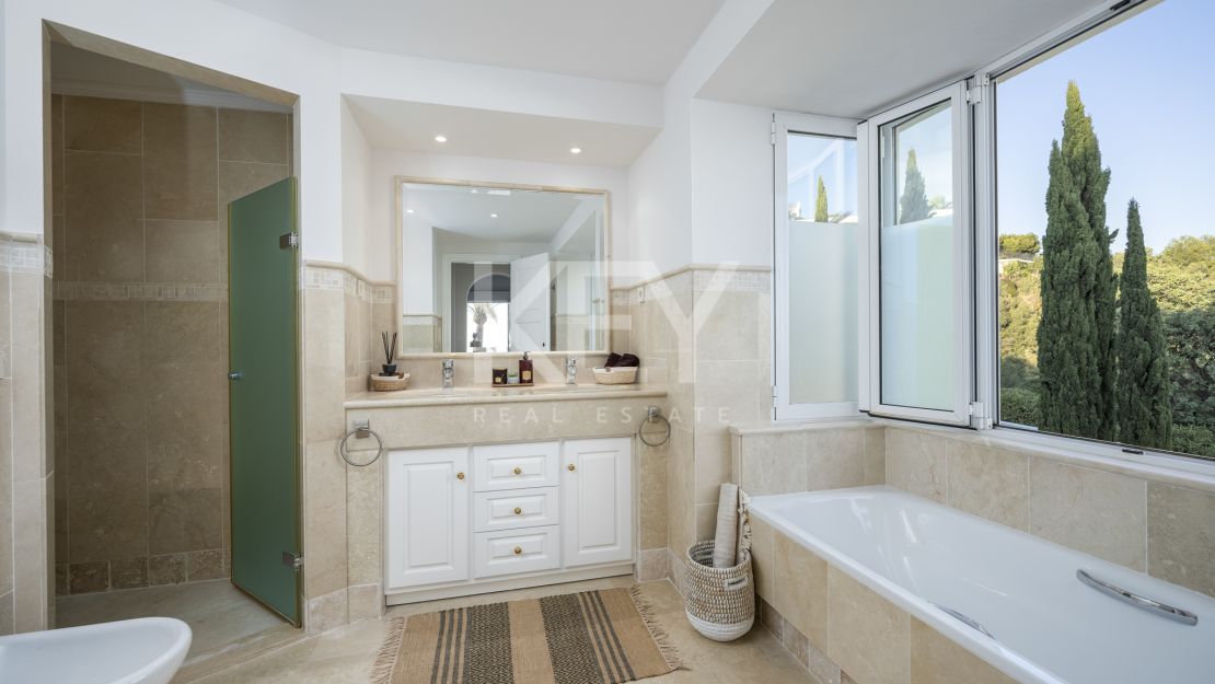 Villa de lujo excepcional con vistas panorámicas al Mediterráneo en Los Altos de los Monteros, Marbella