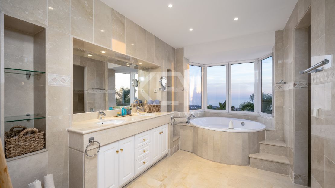 Villa de lujo excepcional con vistas panorámicas al Mediterráneo en Los Altos de los Monteros, Marbella