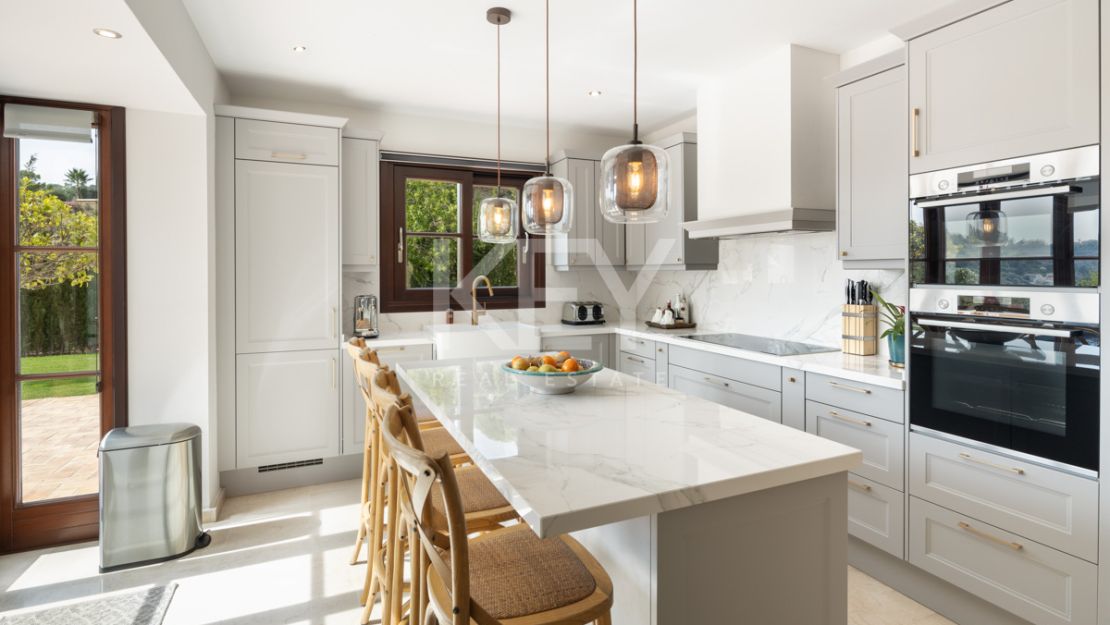 Exceptional Mediterranean-style villa for sale in El Madroñal, Benahavis