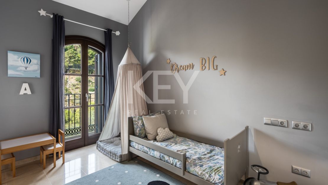 Exceptional Mediterranean-style villa for sale in El Madroñal, Benahavis