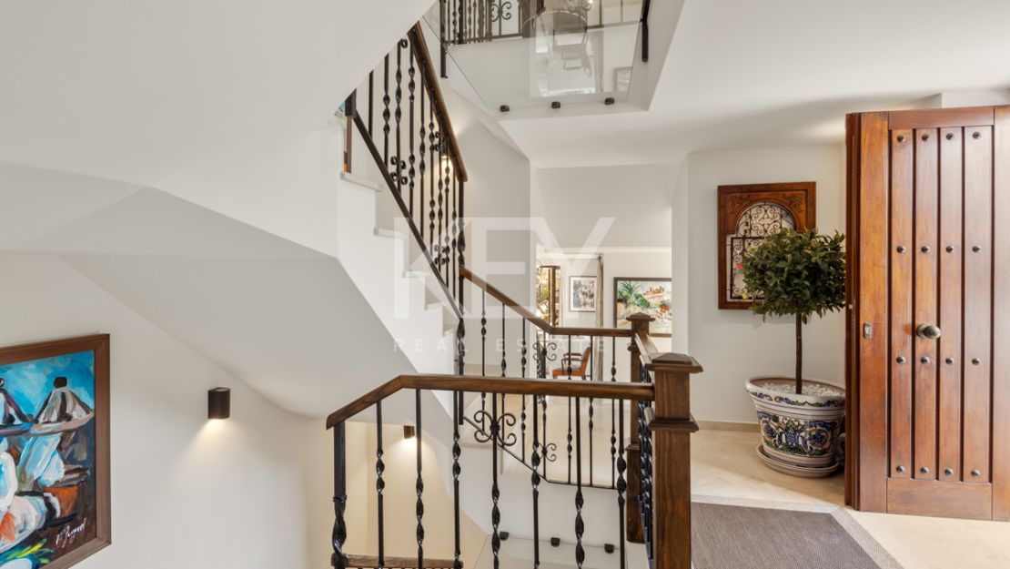 Exceptional Mediterranean-style villa for sale in El Madroñal, Benahavis