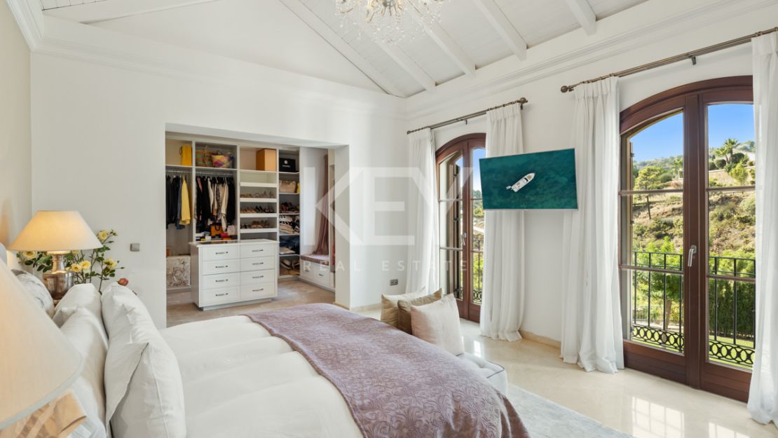 Exceptional Mediterranean-style villa for sale in El Madroñal, Benahavis
