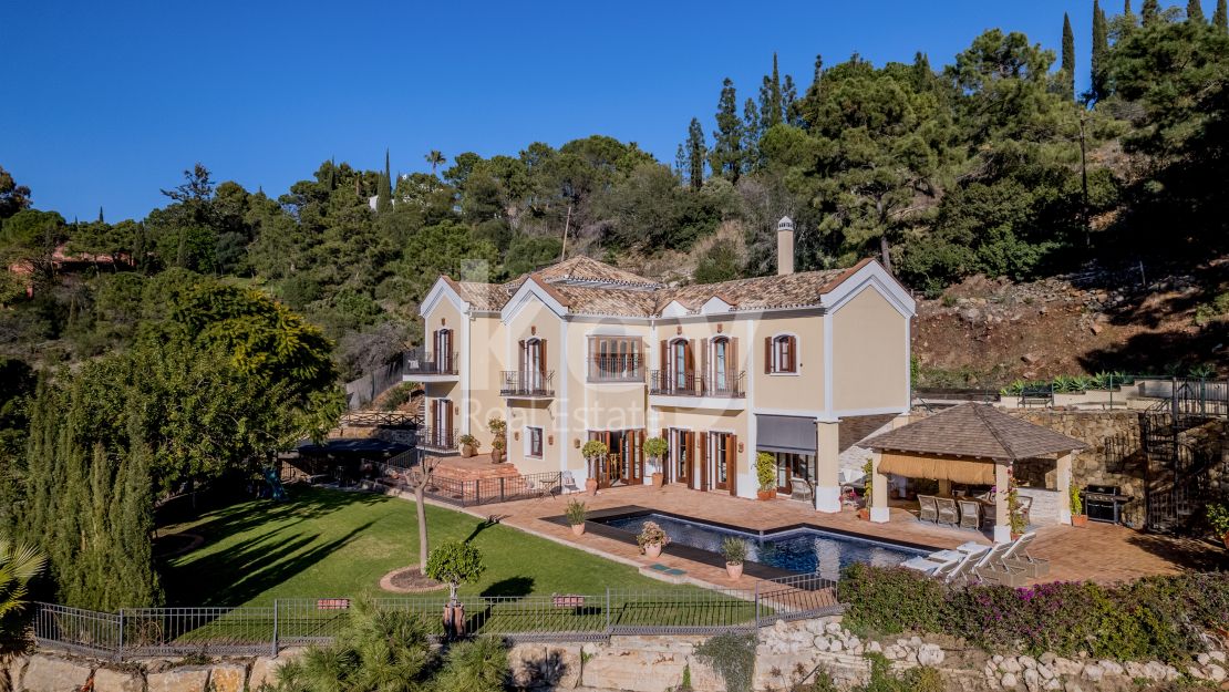 Excepcional villa de estilo mediterráneo en venta en El Madroñal, Benahavis