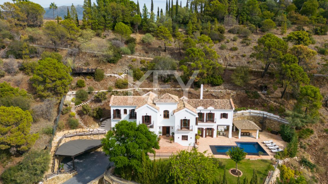 Exceptional Mediterranean-style villa for sale in El Madroñal, Benahavis