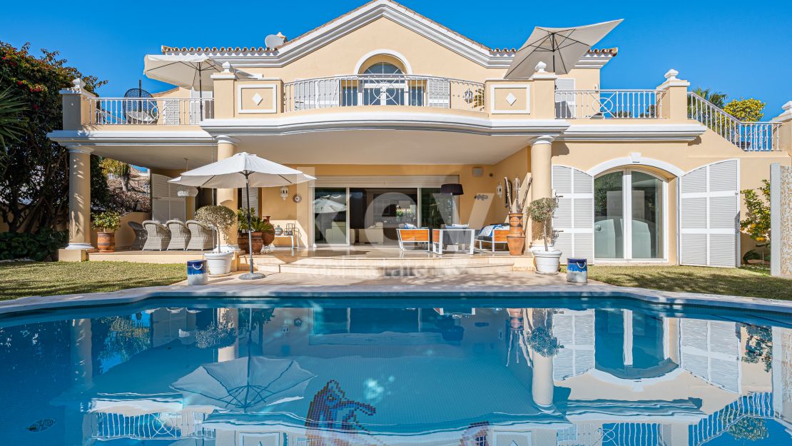Hermosa villa en primera línea de playa en Casablanca, Milla de Oro de Marbella con impresionantes vistas al mar en venta
