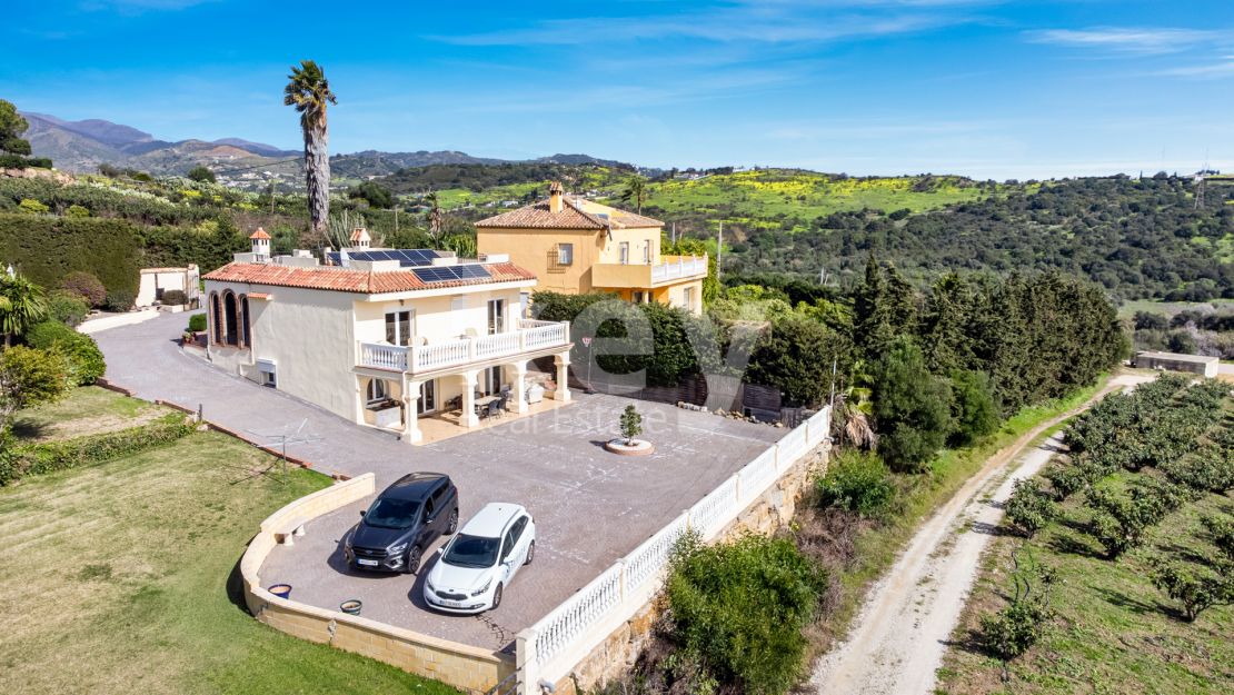 Villa in Guadalbon, Estepona West with Mountain and Sea Views for Sale