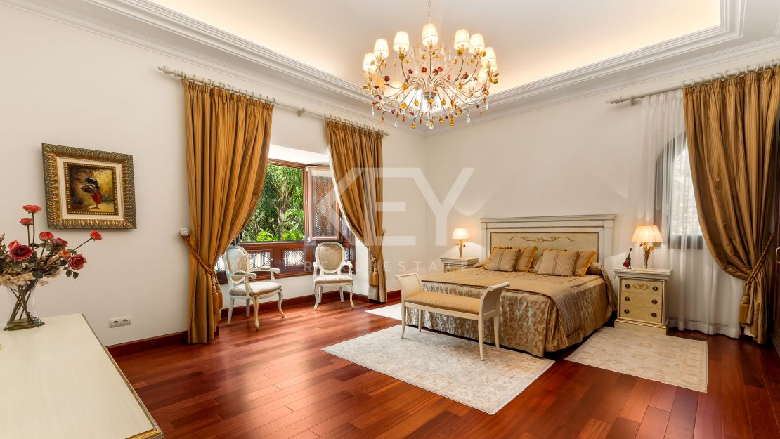 Villa Travertino: lujosa villa junto a la playa en venta en Guadalmina Baja