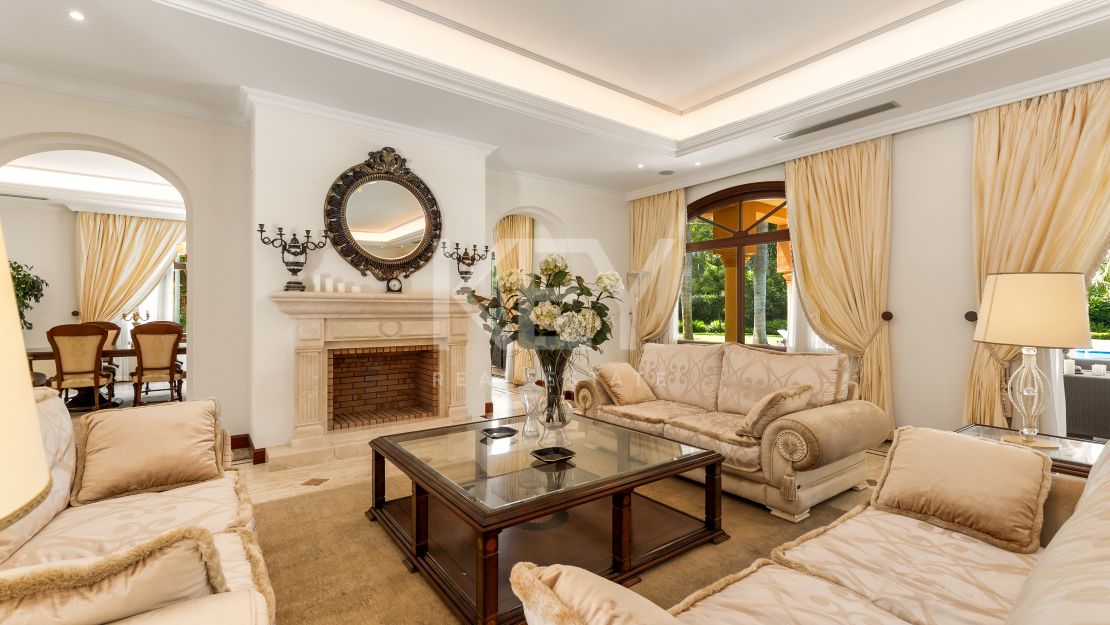 Villa Travertino: lujosa villa junto a la playa en venta en Guadalmina Baja