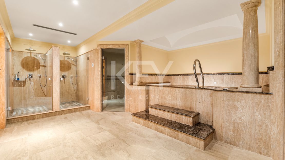 Villa Travertino: lujosa villa junto a la playa en venta en Guadalmina Baja