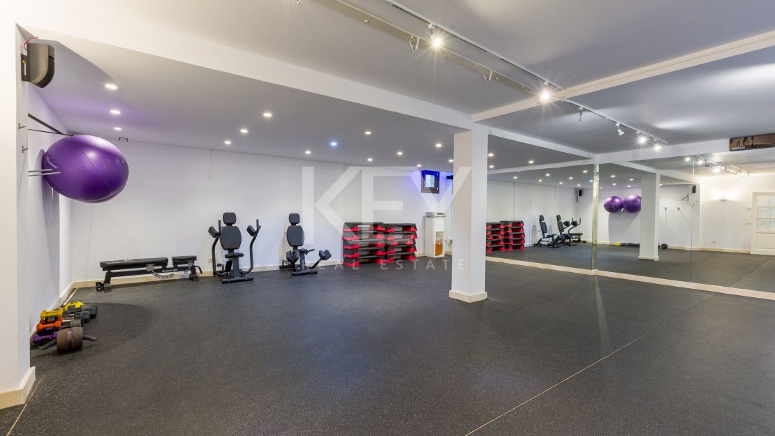 Stunning villa for rent next to the beach in Casasola, Estepona.