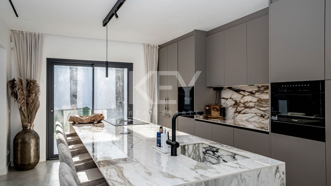 Просторная вилла предлагается в краткосрочную аренду в Nagueles, Golden Mile, Marbella