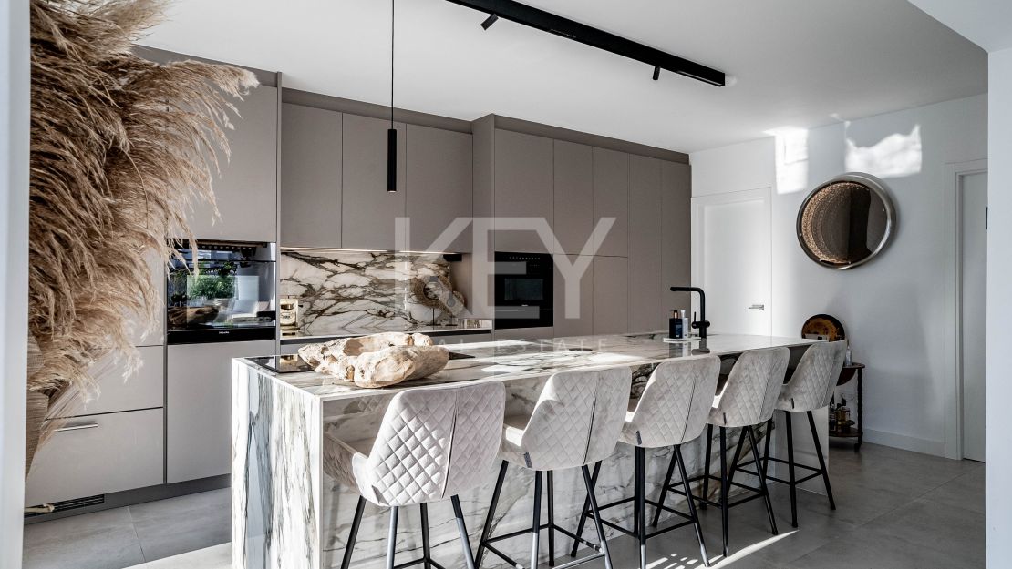 Просторная вилла предлагается в краткосрочную аренду в Nagueles, Golden Mile, Marbella