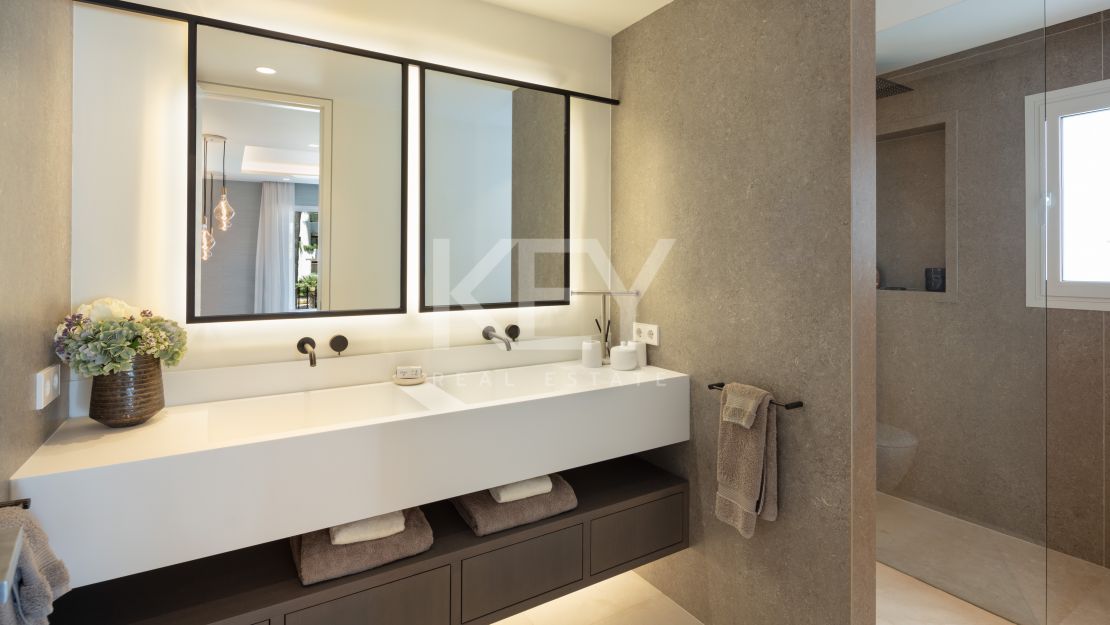 Роскошный двухэтажный пентхаус на первой линии пляжа в Пуэнте Романо, Золотая Миля