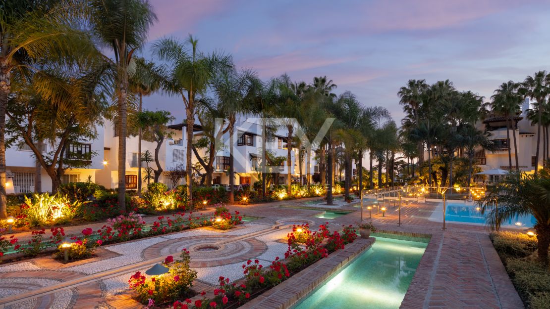 Роскошный двухэтажный пентхаус на первой линии пляжа в Пуэнте Романо, Золотая Миля