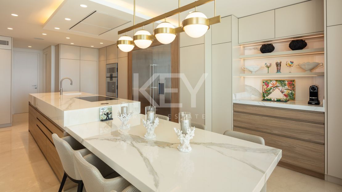 Роскошный двухэтажный пентхаус на первой линии пляжа в Пуэнте Романо, Золотая Миля