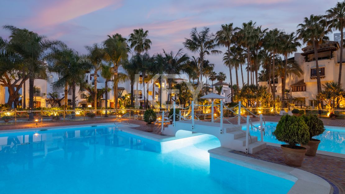 Роскошный двухэтажный пентхаус на первой линии пляжа в Пуэнте Романо, Золотая Миля