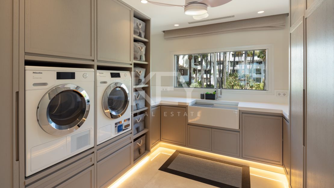 Роскошный двухэтажный пентхаус на первой линии пляжа в Пуэнте Романо, Золотая Миля