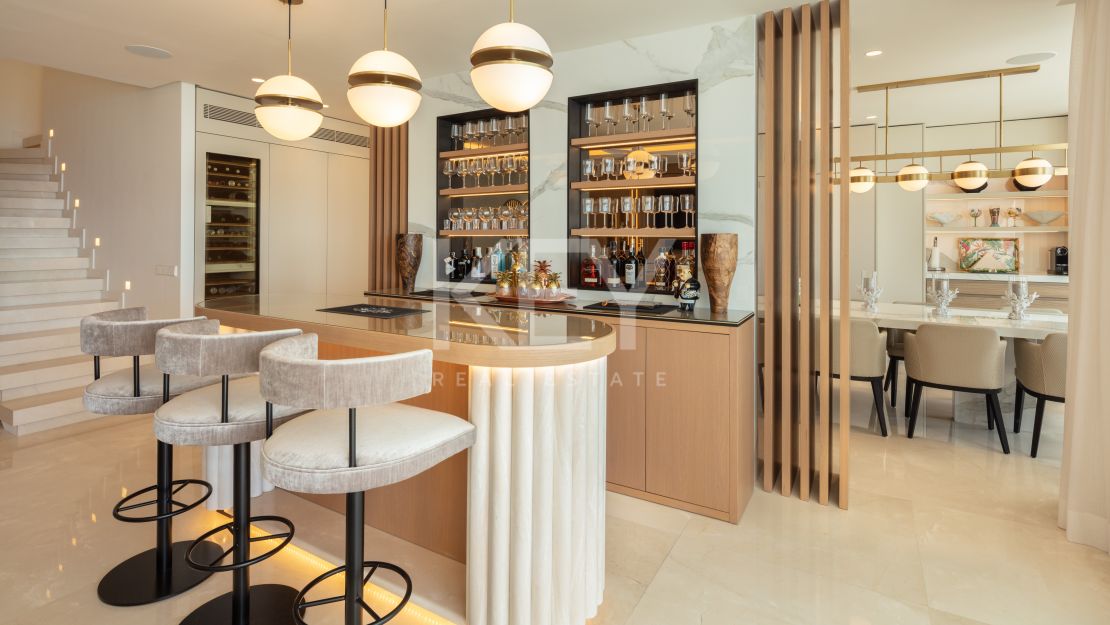 Роскошный двухэтажный пентхаус на первой линии пляжа в Пуэнте Романо, Золотая Миля