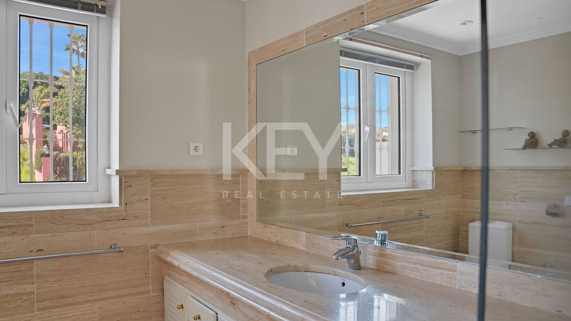 Lujosa Mansión Andaluza en Venta con Espectaculares Vistas en Nueva Andalucía