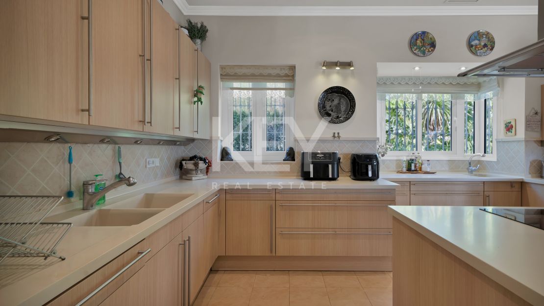 Lujosa Mansión Andaluza en Venta con Espectaculares Vistas en Nueva Andalucía