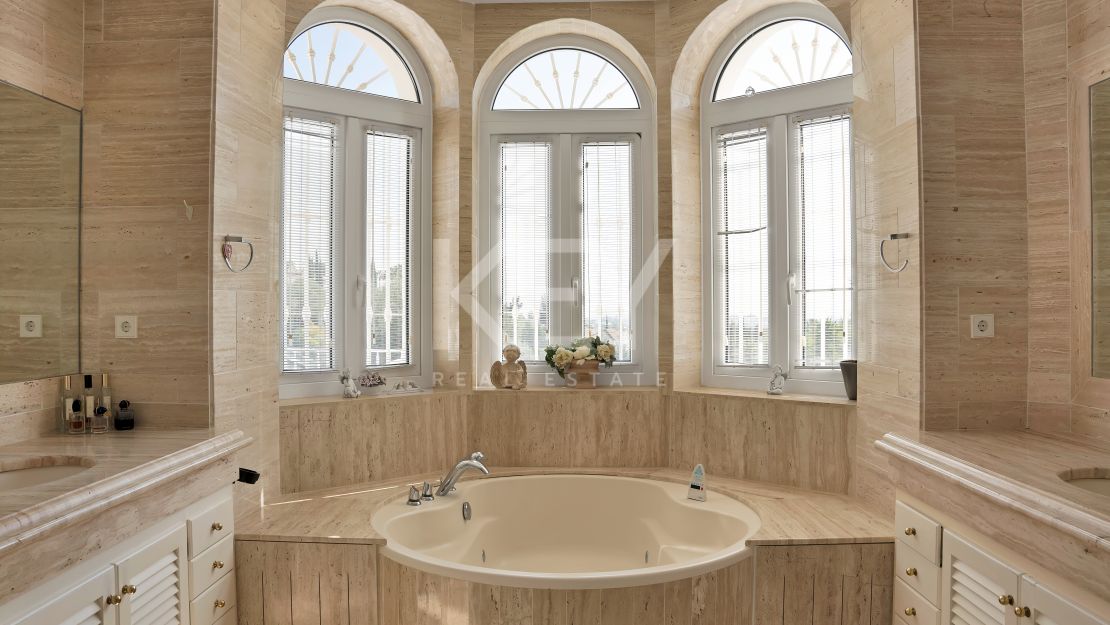 Lujosa Mansión Andaluza en Venta con Espectaculares Vistas en Nueva Andalucía