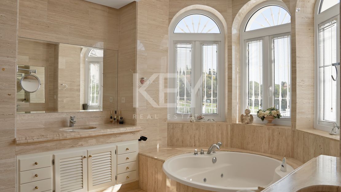 Lujosa Mansión Andaluza en Venta con Espectaculares Vistas en Nueva Andalucía