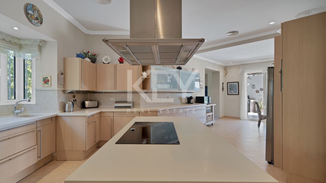 Lujosa Mansión Andaluza en Venta con Espectaculares Vistas en Nueva Andalucía