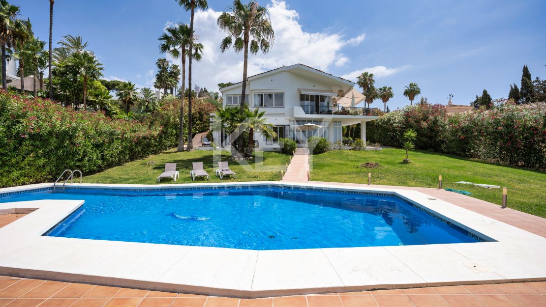A Stunning Frontline Golf 4-Bedroom Villa in Los Naranjos, Nueva Andalucia for Sale