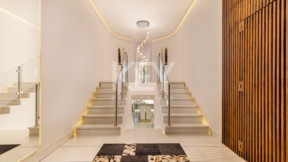 Deslumbrante apartamento dúplex de lujo frente al mar en Puerto Banús, Marbella